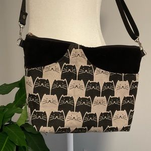 DANNY K BEVERLY HILLS BLACK & CREAM FABRIC CAT PURSE- ADJUSTABLE SHOULDER STRAP